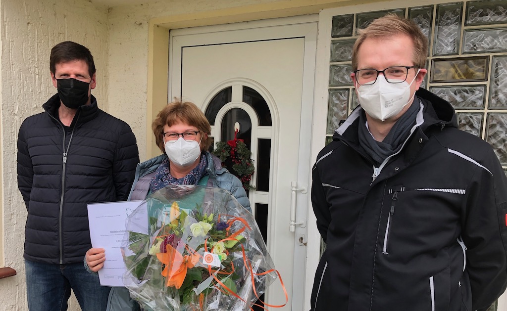 Drei Gewinner freuen sich über die Hauptpreise aus der Weihnachtsverlosung